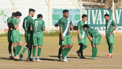 Desamparados perdió con Argentino de Monte Maíz y sigue último en la tabla. Fotos: Adrián Carrizo. 