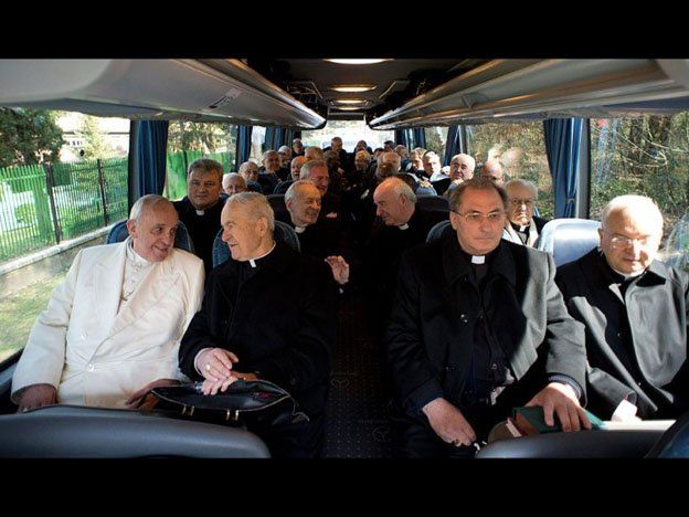 Francisco volvió en ómnibus al Vaticano, luego de cinco días de retiro