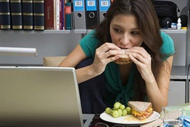 ¿Es malo comer delante de una pantalla?