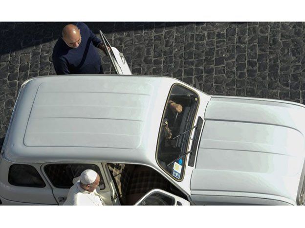 Francisco se subió a una Renault 4L para dar una vuelta por el Vaticano