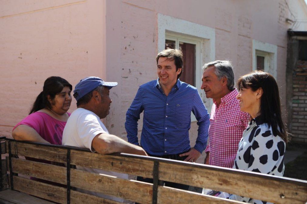 Basualdo y Cáceres continuaron con el timbreo para dialogar con los vecinos de Albardón