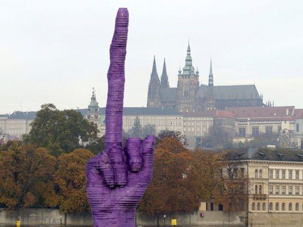Un escultor checo dejó un particular mensaje al presidente
