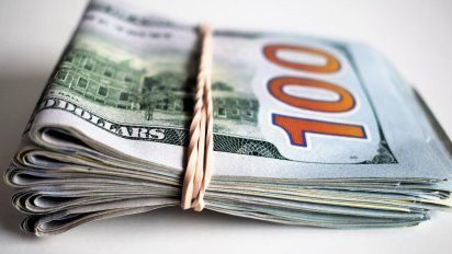 El dólar oficial cerró en alza a $87,14 y el blue bajó a $151