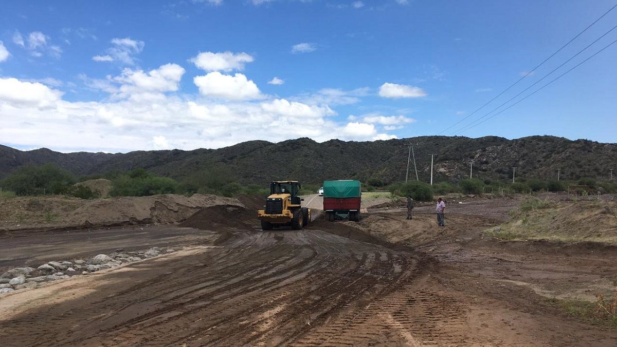 Valle Fértil: rescataron un camión varado en un badén por la creciente
