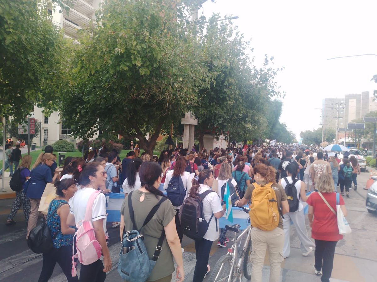 Paro en San Juan: docentes marcharon hasta Casa de Gobierno