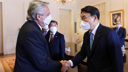 El presidente recibió a surcoreanos que construirán una planta de litio en Salta