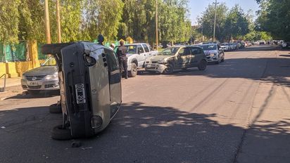 Una mujer volcó y salió caminando del auto