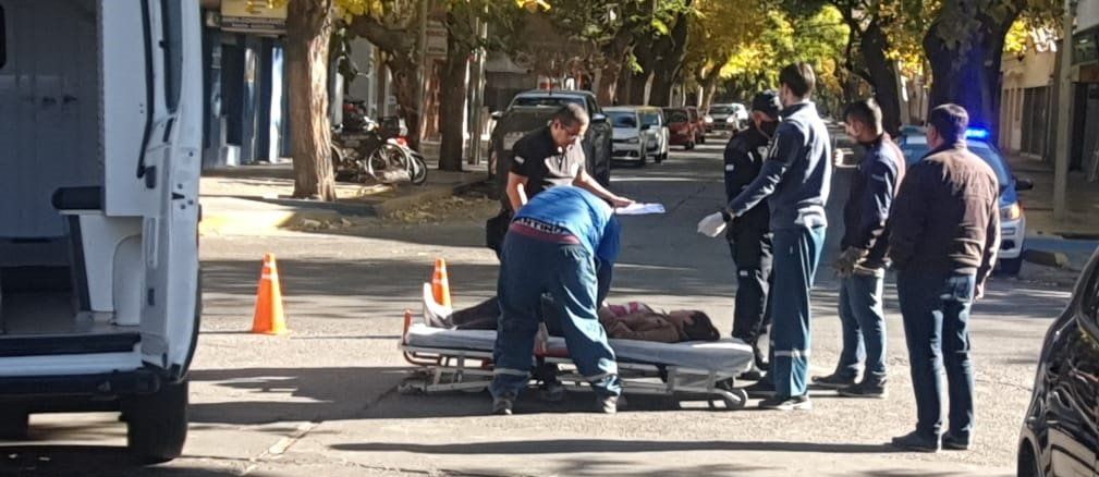 Capital: una motociclista terminó hospitalizada tras ser embestida por un auto