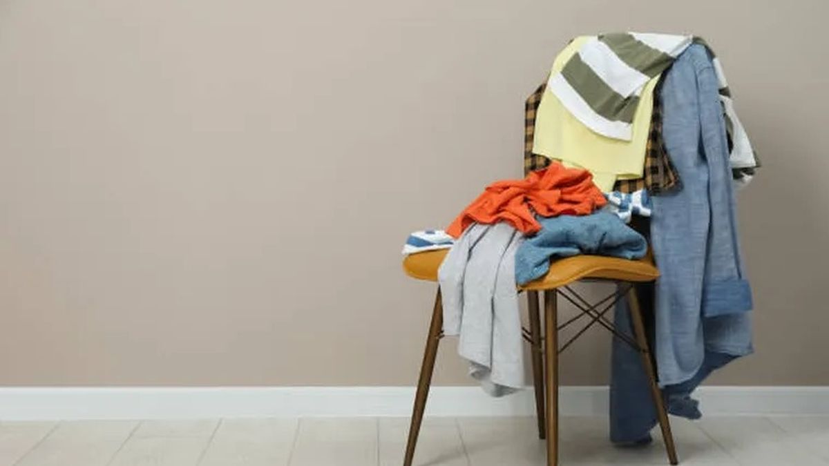 Por qué dejamos la ropa sucia sobre una silla, según expertos
