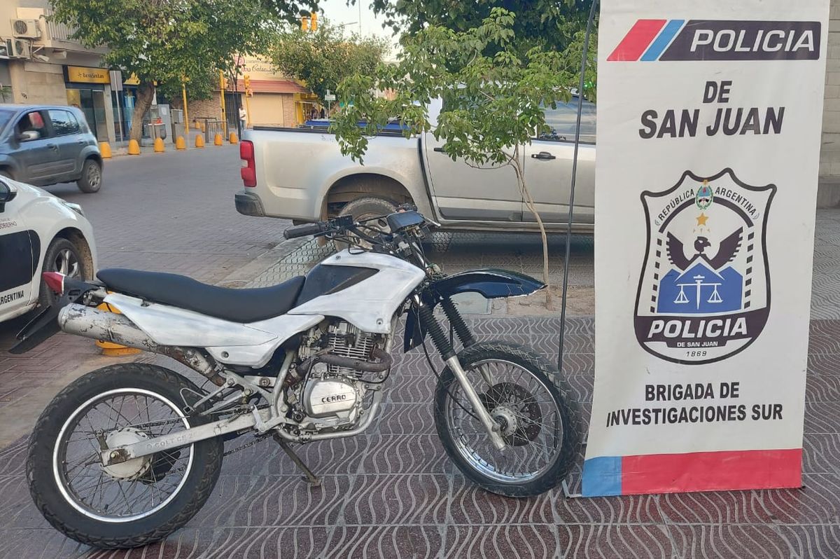 Hallaron una moto robada en un descampado de Pocito