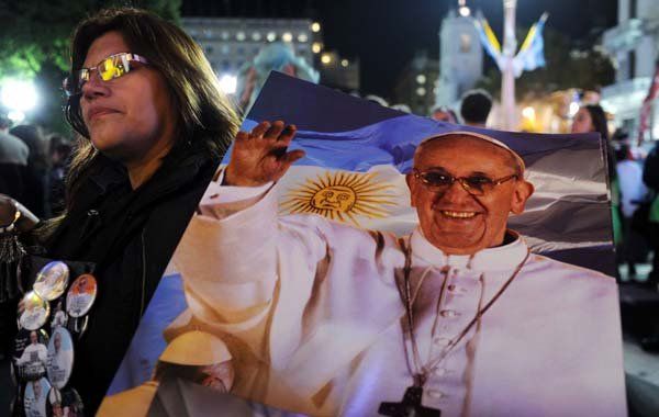 Una multitud participa en vigilia en Buenos Aires por el Papa Francisco