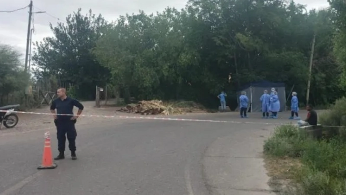 Un motociclista se estrelló contra un árbol y murió en Angaco
