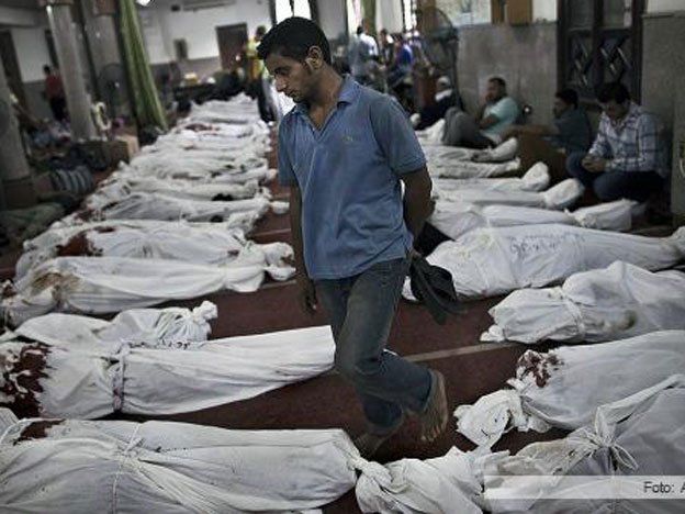 Suman más de mil los muertos en Egipto y siguen las protestas