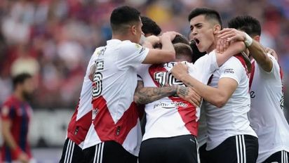 River lo aguantó con diez y derrotó a San Lorenzo