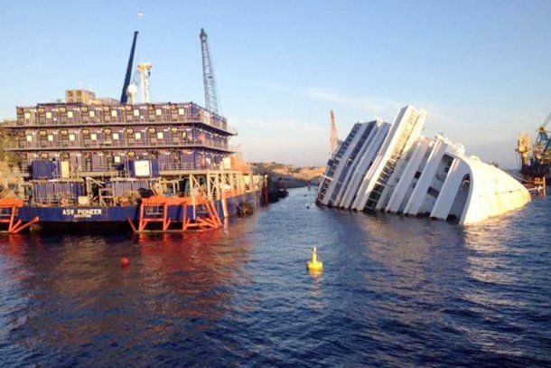 El Crucero Costa Concordia sigue encallado en Italia a un año de la tragedia
