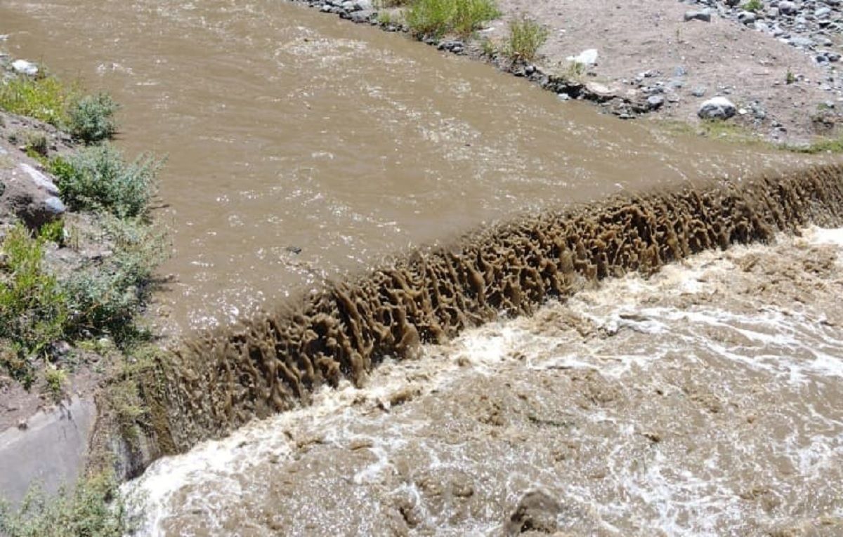 Río San Agustín de Valle Fértil afectado por la bajada de creciente.
