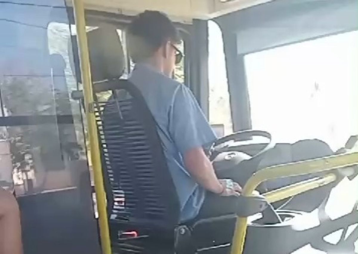 Video: escrachan a un chofer de colectivo mandando mensajes mientras manejaba