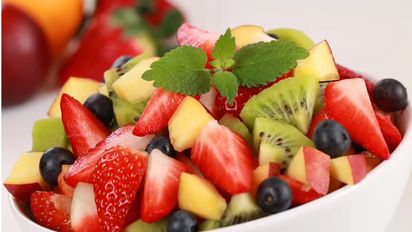 Mirá esta receta gourmet de ensalada de frutas con chips de canela