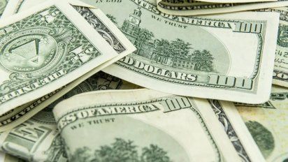 El dólar cerró a $95,12 y acumuló en febrero una suba de $2,42