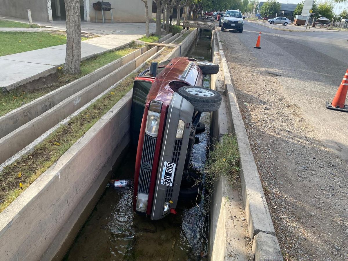 Su amigo le prestó el auto y terminó en un canal: estaba borracho