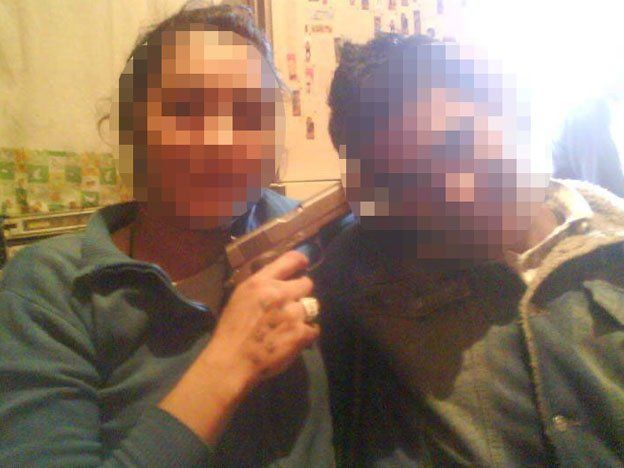Cada vez más chicos posan armados para la foto de Facebook