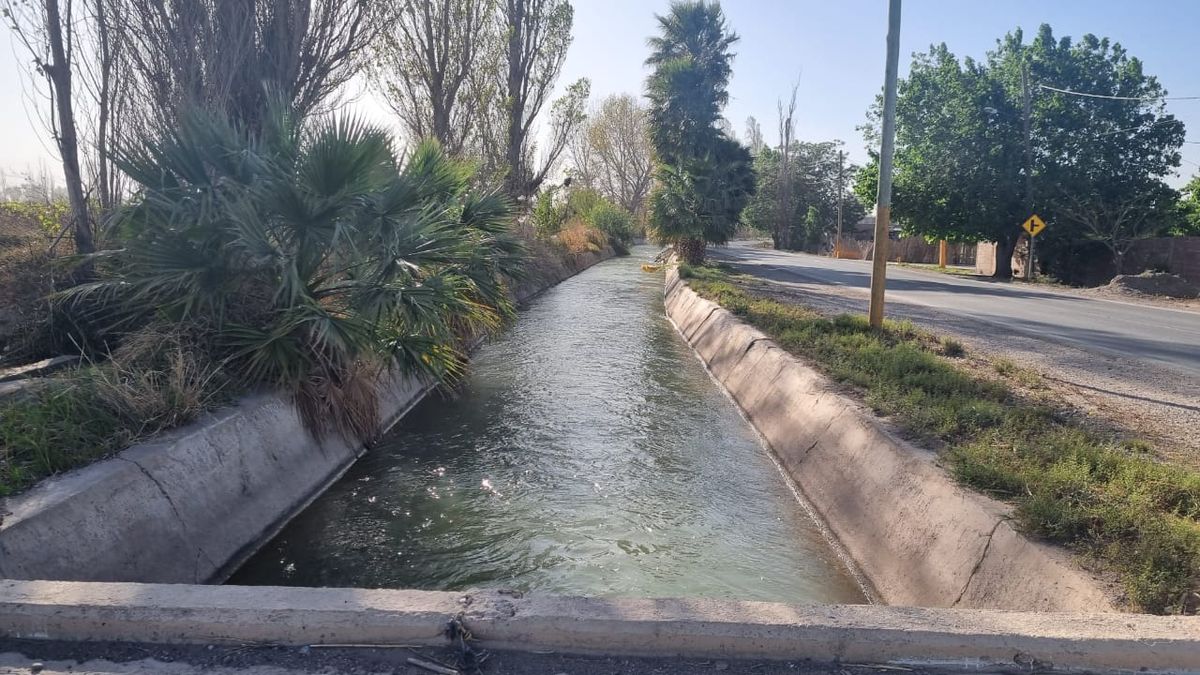 Fiesta en un canal de Chimbas: 20 personas se bañaban y tomaban alcohol