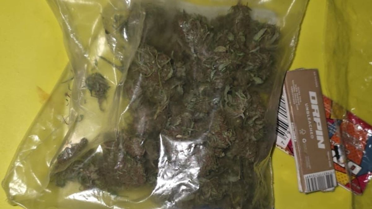 Tres jóvenes detenidos tras ser sorprendidos con marihuana en pleno centro