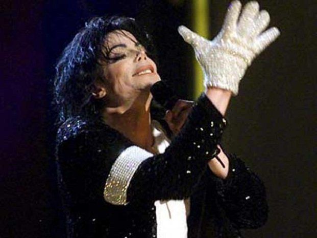 Un guante de Michael Jackson se remata en casi 200 mil dólares