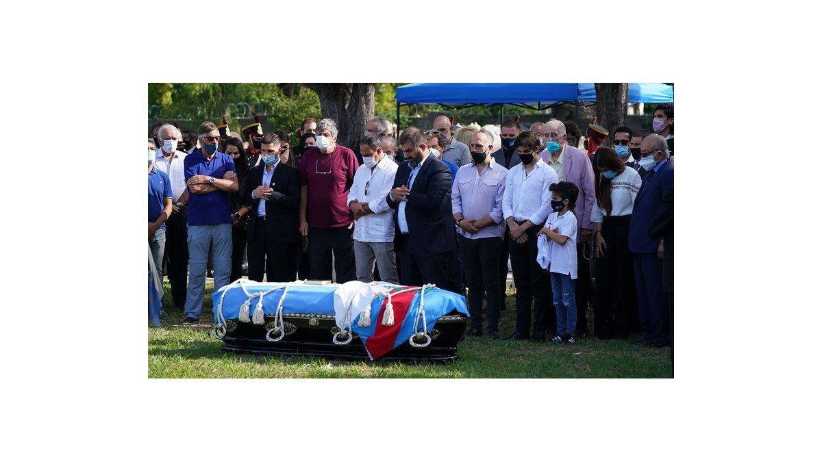Familiares y políticos, sepultaron los restos de Carlos Menem