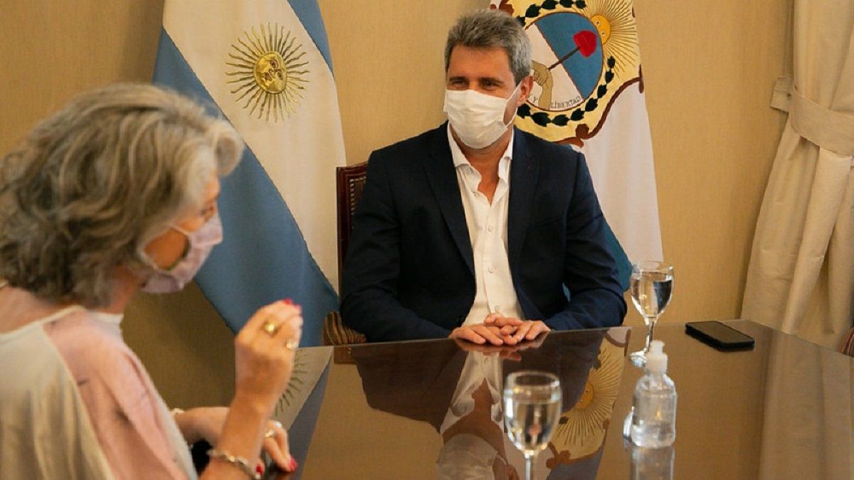 El gobernador Sergio Uñac junto a la presidenta de la Red de Mujeres Mineras Latinoamérica.