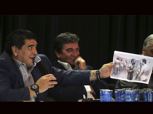 Maradona bromeó cuando recibió una foto de Pelé y Beckenbauer ¡desnudos!