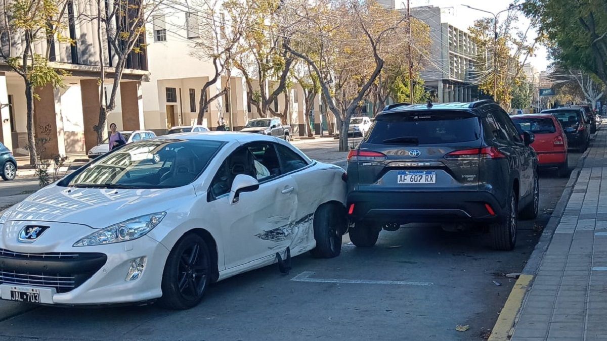 Dos autos protagonizaron un fuerte choque en pleno centro