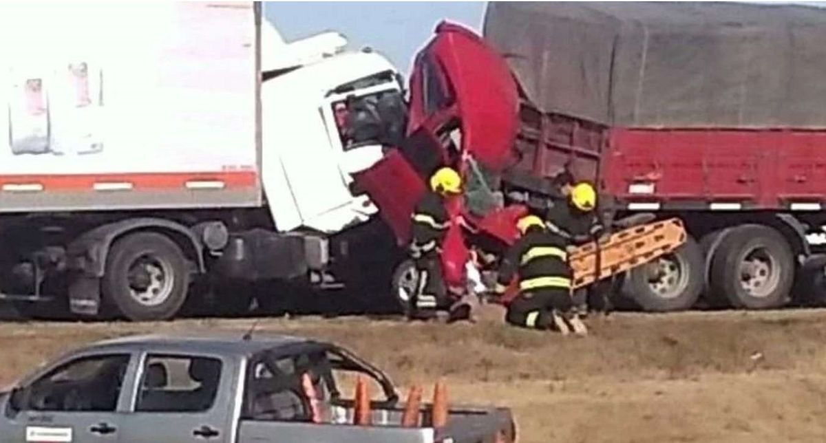 Dos autos quedaron aplastados por dos camiones: hay 4 muertos