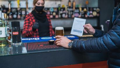 Quienes cuenten con carnet de vacunación podrán acercarse a los 10 bares de Rivadavia a buscar su cerveza gratis. 