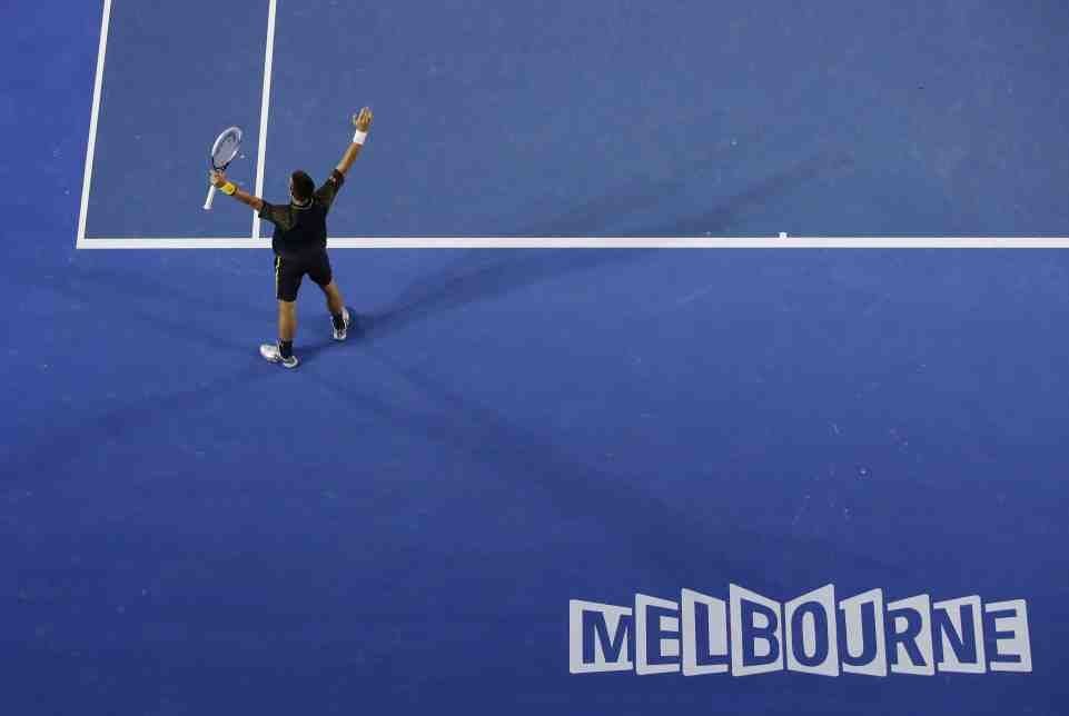 Djokovic batalló cinco horas y llegó a cuartos en Australia