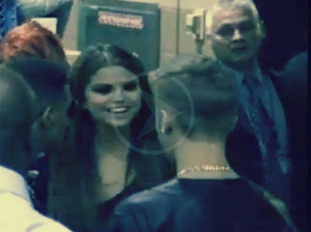 El beso de Justin Bieber y Selena Gómez detrás de un escenario