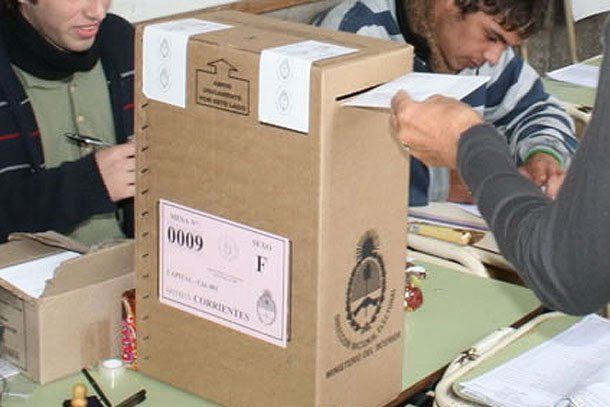 Llegaron las urnas al correo para ser distribuidas por el comando electoral