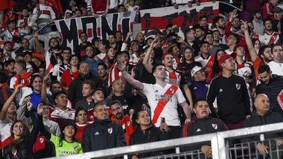 Hinchada de River en el partido frente a Fortaleza.