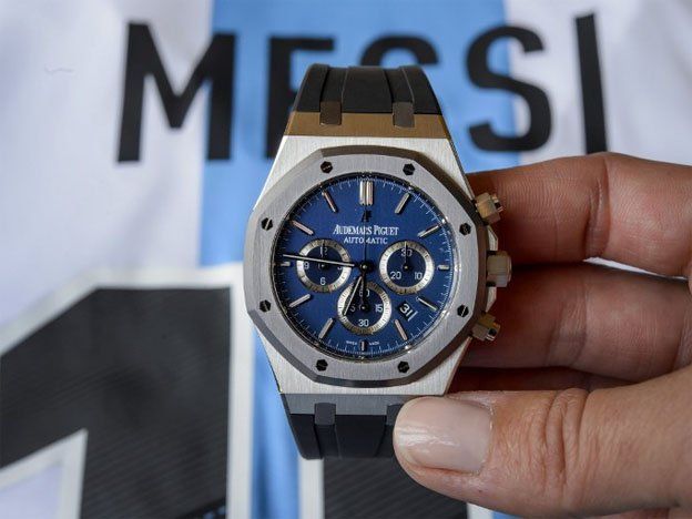 Subastaron un reloj de Messi en 65 mil euros