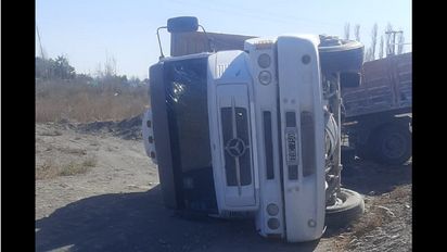 Accidente en RN40: un camión volcó tras esquivar una moto