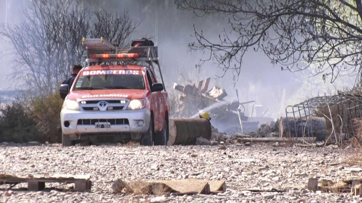 Un Incendio Arrasó Con Un Desarmadero En Santa Lucía