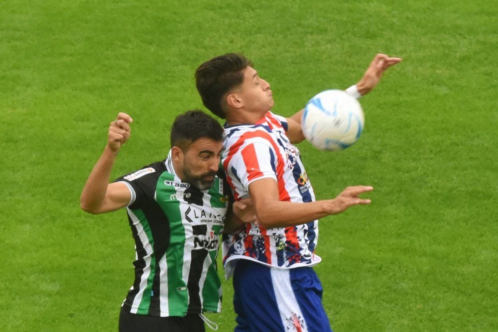 Con uno menos, Peñarol empató ante Villa Mitre en un partido caliente