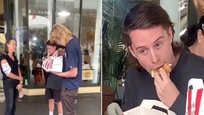 Dos comediantes comieron pollo en una marcha de veganos.
