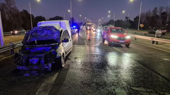 Momento de tensión: una camioneta ardió en plena Circunvalación