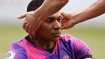 Una lesión muscular podría marginar a Mbappé.