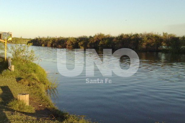 Buscan dos jóvenes desaparecidos ayer en aguas del río Salado