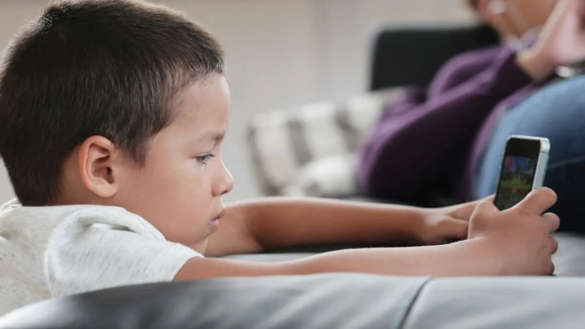 En San Juan, más de la mitad de los chicos de 8 años tiene celular propio