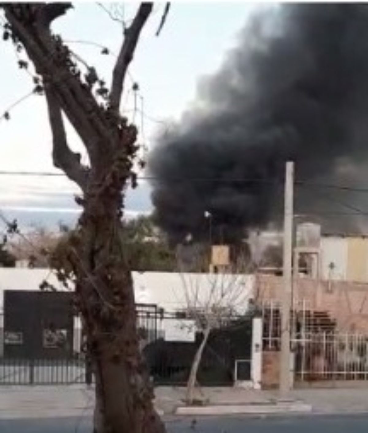 Incendio en un complejo de canchas de pádel: se registraron explosiones