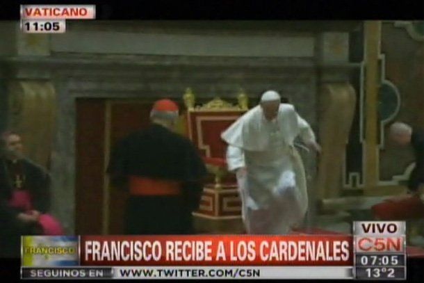 El Papa Francisco I se tropezó en un nuevo gesto de humildad