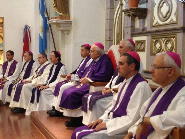 Los sueldos de los obispos católicos generaron controversia